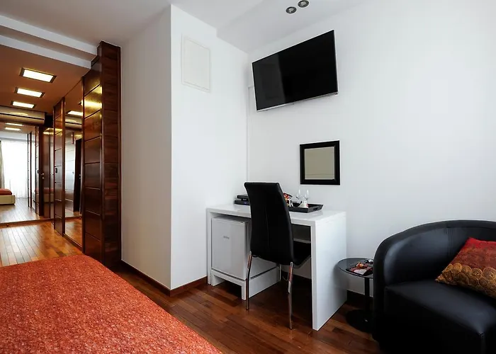 Main Street And Pensión 4*